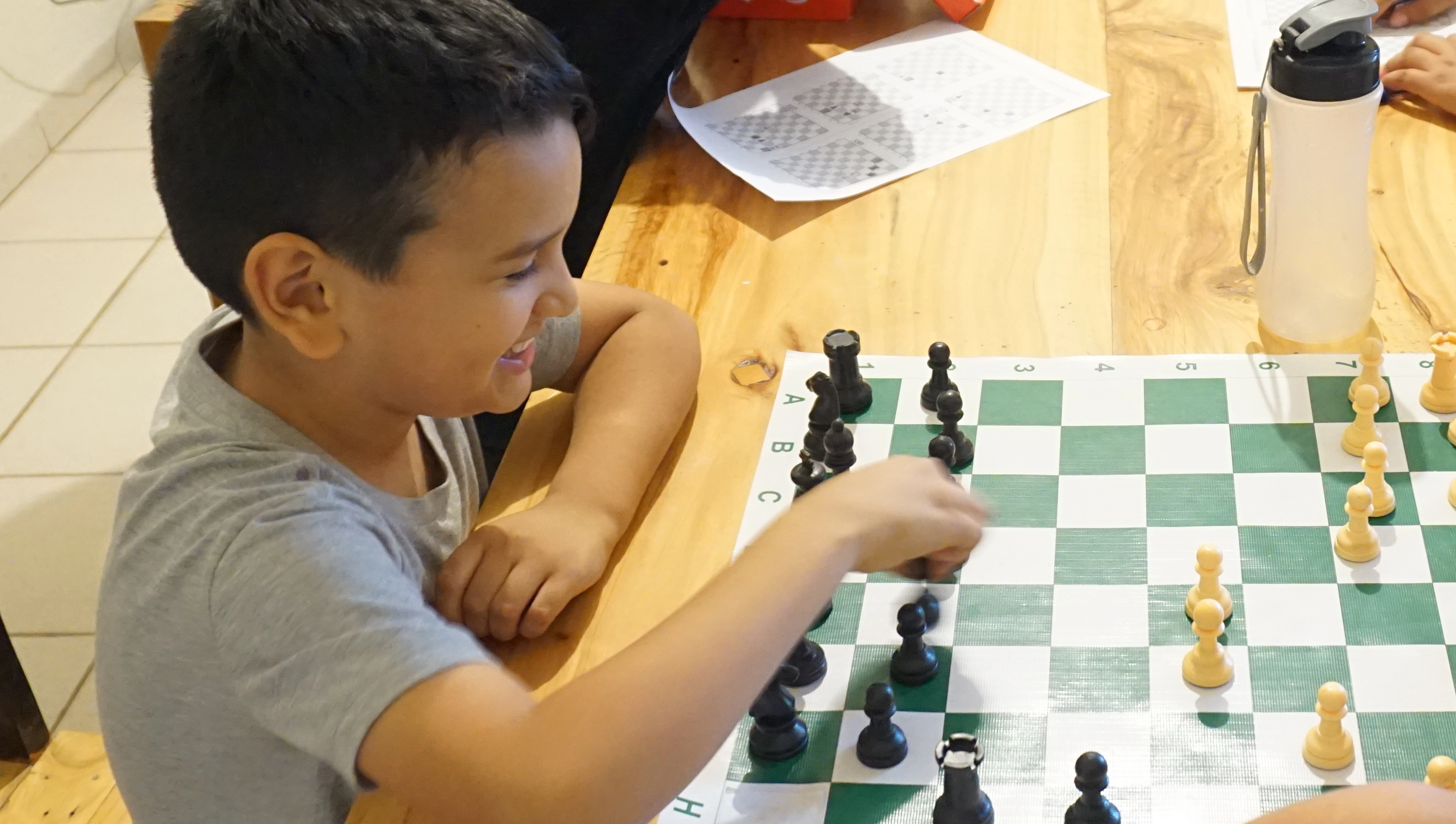 Niños jugando al ajedrez en el taller de CAPI